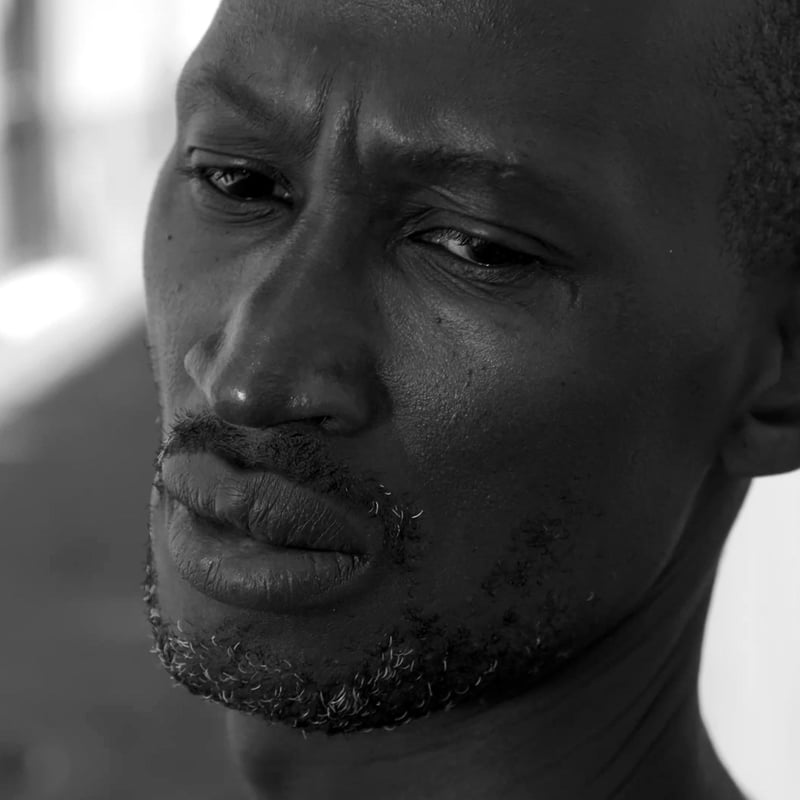 Portrait en noir et blanc, gros plan sur le visage d'Ab Del Castro