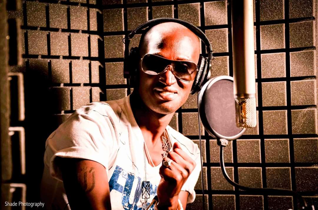 Ab Del Castro en el estudio, con auriculares y gafas de sol